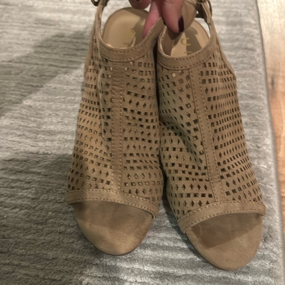 Unisa, peep toe sandals, size 8M, beige